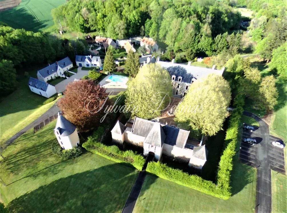 A vendre fabuleux Château Renaissance sur un domaine de 26 hectares