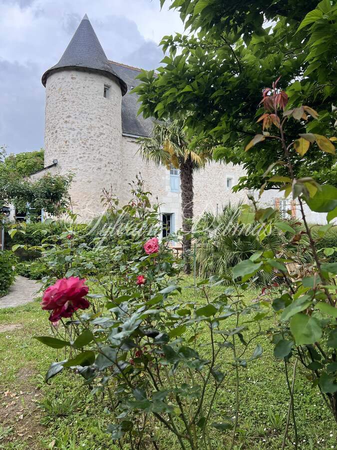 Exceptionnel manoir du XVème entièrement restauré, piscine intérieur, ascenseur