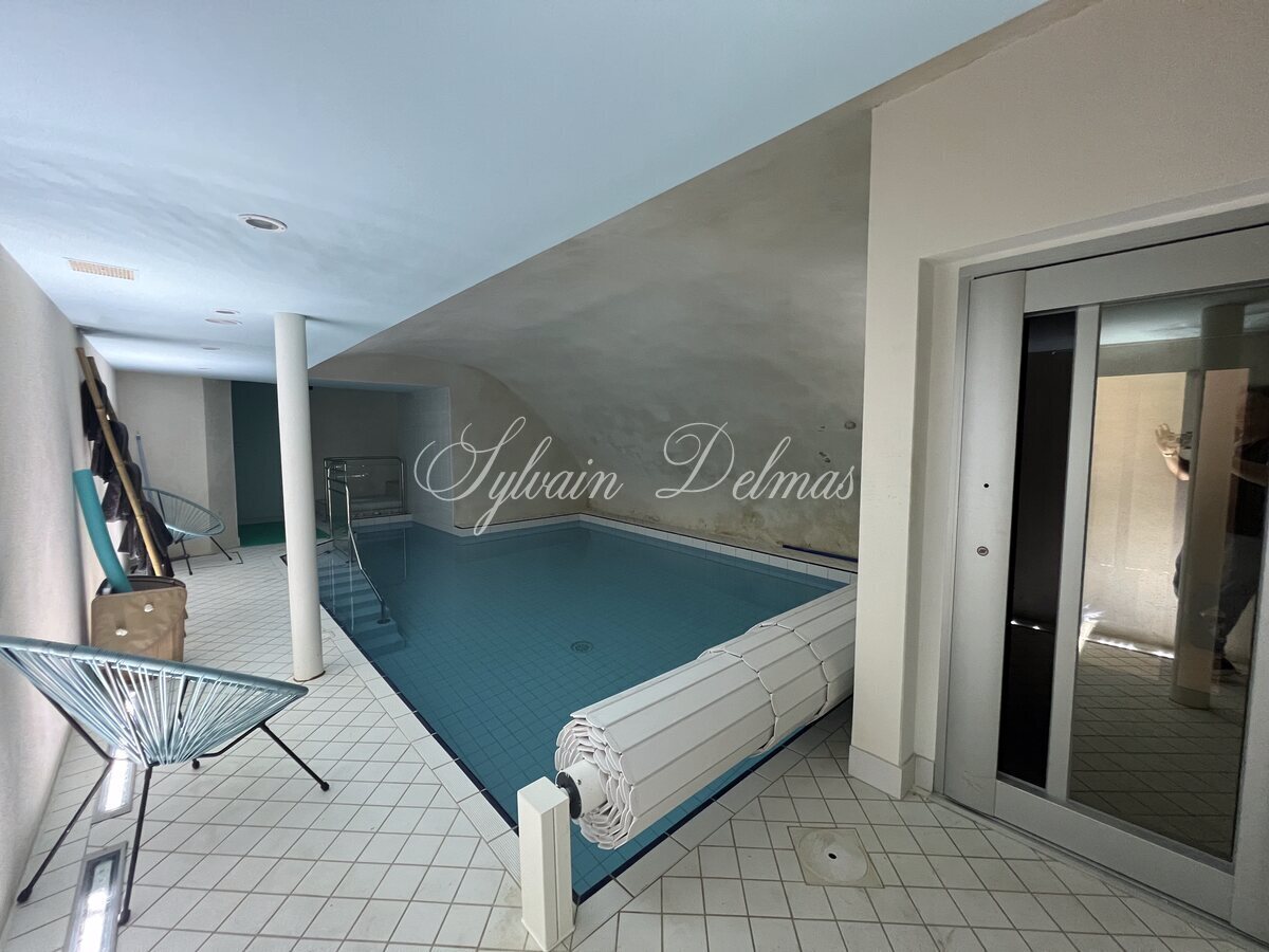 Exceptionnel manoir du XVème entièrement restauré, piscine intérieur, ascenseur