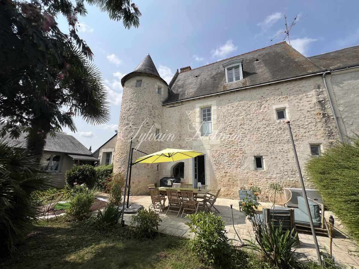 Exceptionnel manoir du XVème entièrement restauré, piscine intérieur, ascenseur