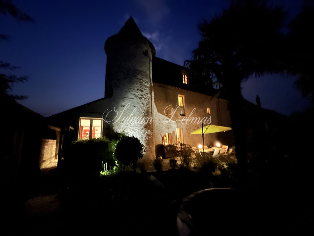 Exceptionnel manoir du XVème entièrement restauré, piscine intérieur, ascenseur