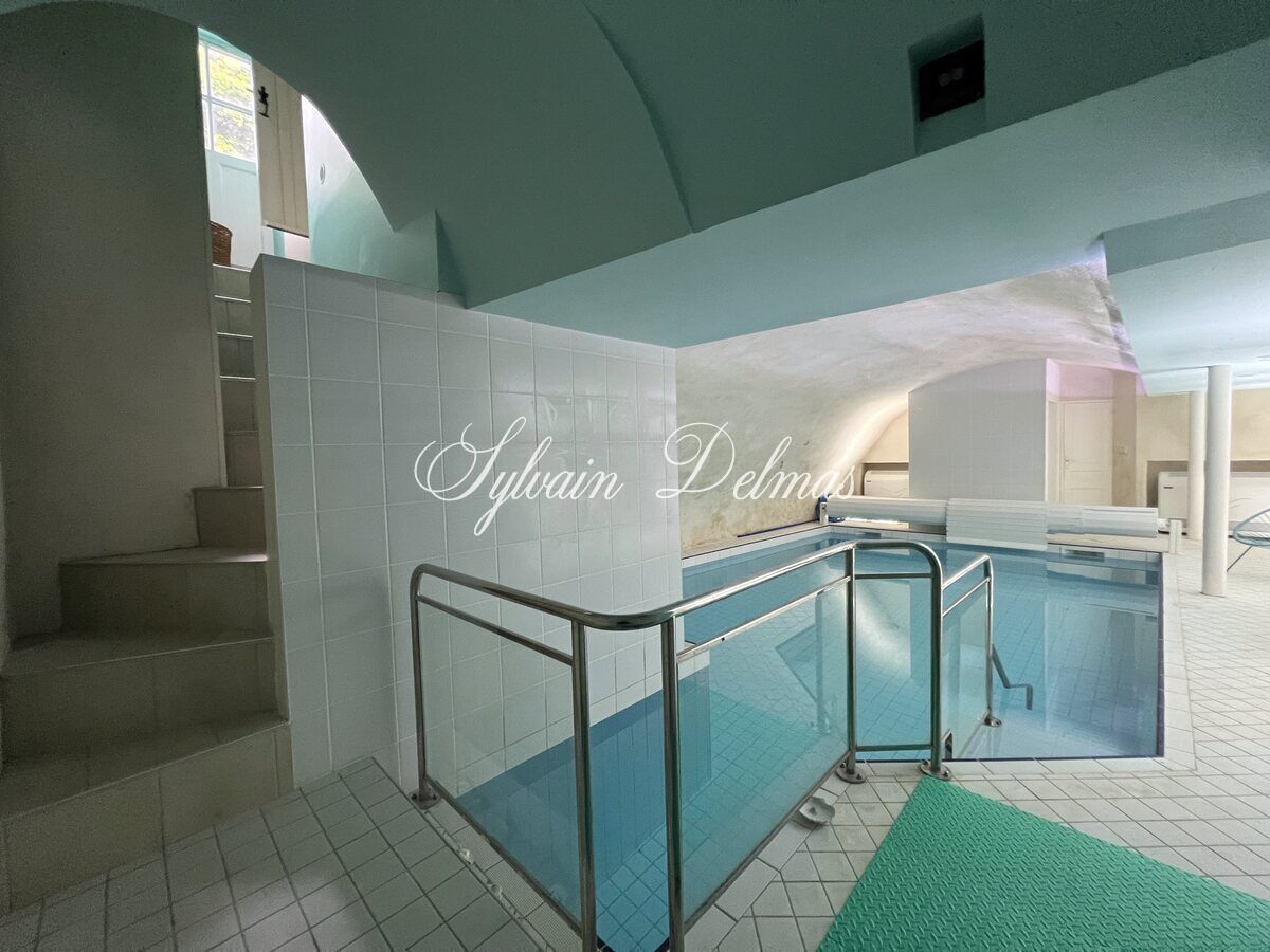 Exceptionnel manoir du XVème entièrement restauré, piscine intérieur, ascenseur