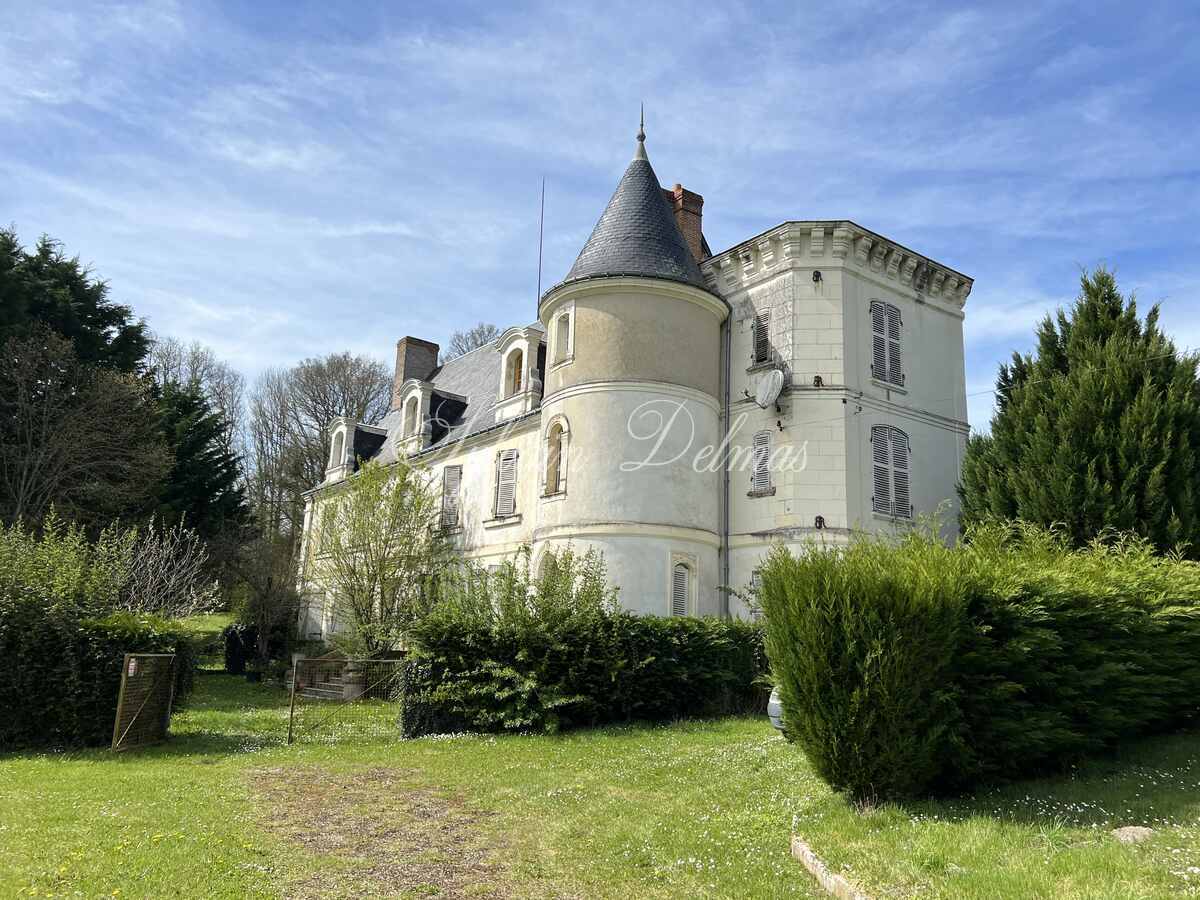 A vendre, rare opportunité petit château du XVI et XVII ème à restaurer 550K€