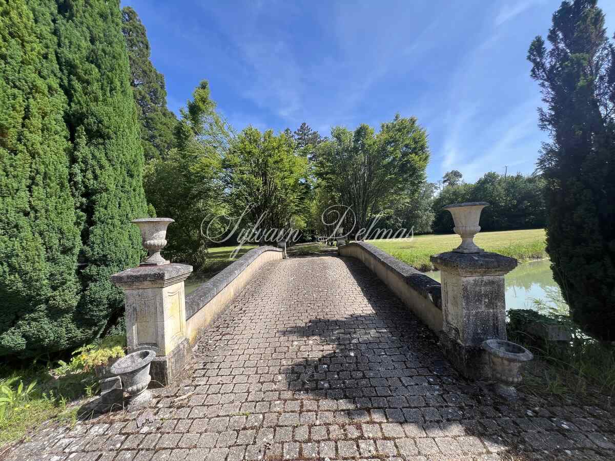 Château — CHATEAU XVI ème sur 18 hectares