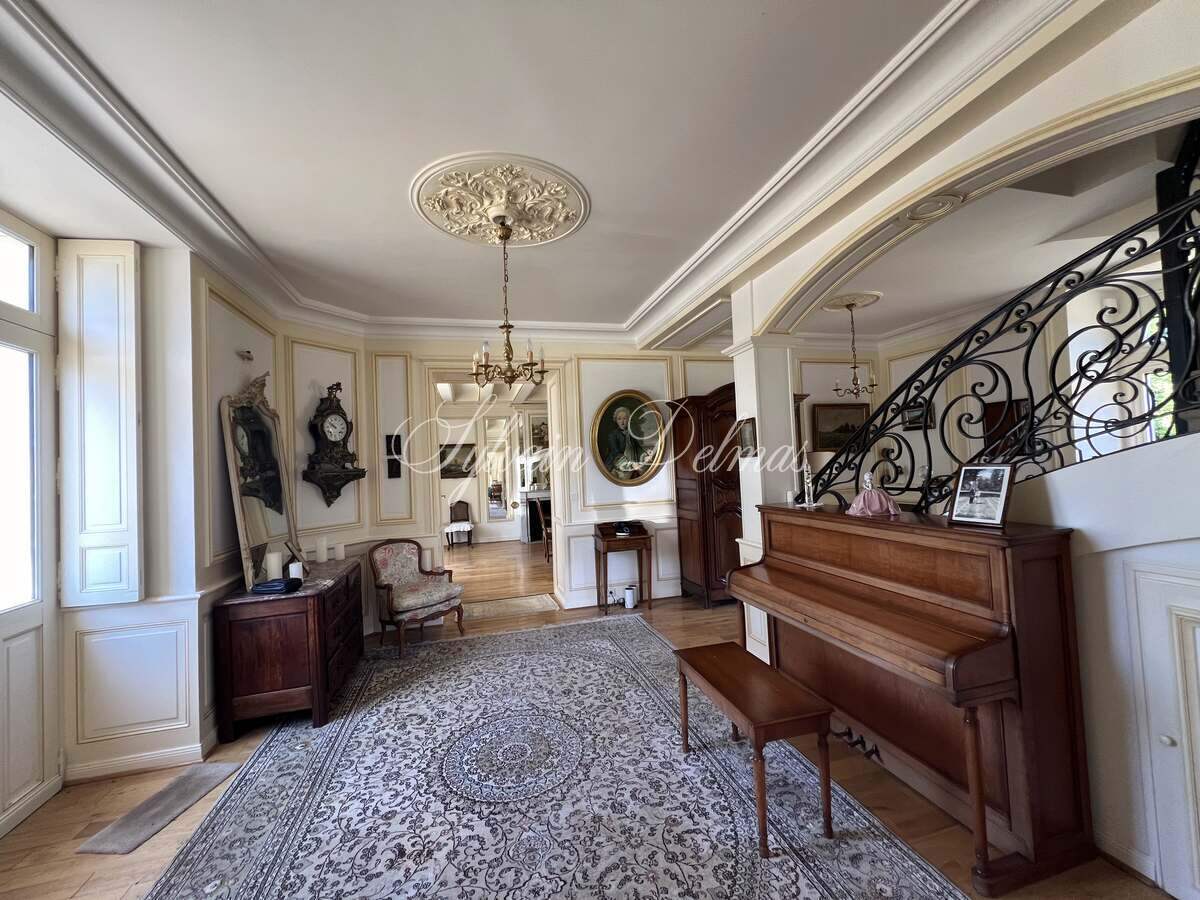 Château — CHATEAU XVI ème sur 18 hectares