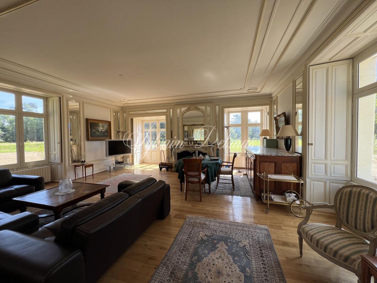 Château — CHATEAU XVI ème sur 18 hectares