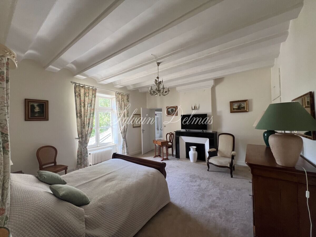 Château — CHATEAU XVI ème sur 18 hectares