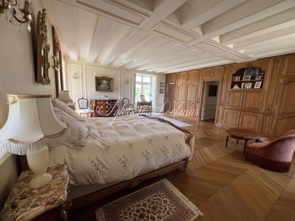 Château — CHATEAU XVI ème sur 18 hectares