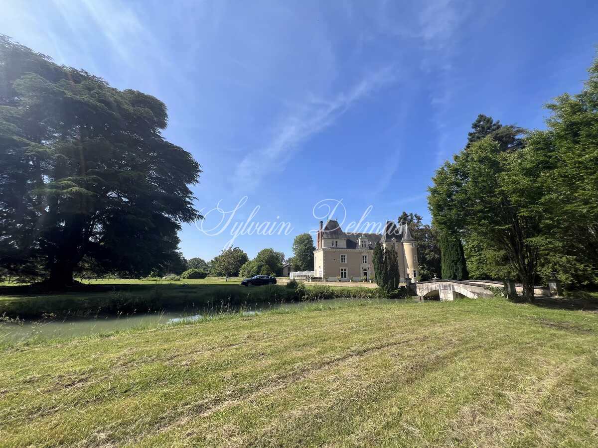 Château — CHATEAU XVI ème sur 18 hectares