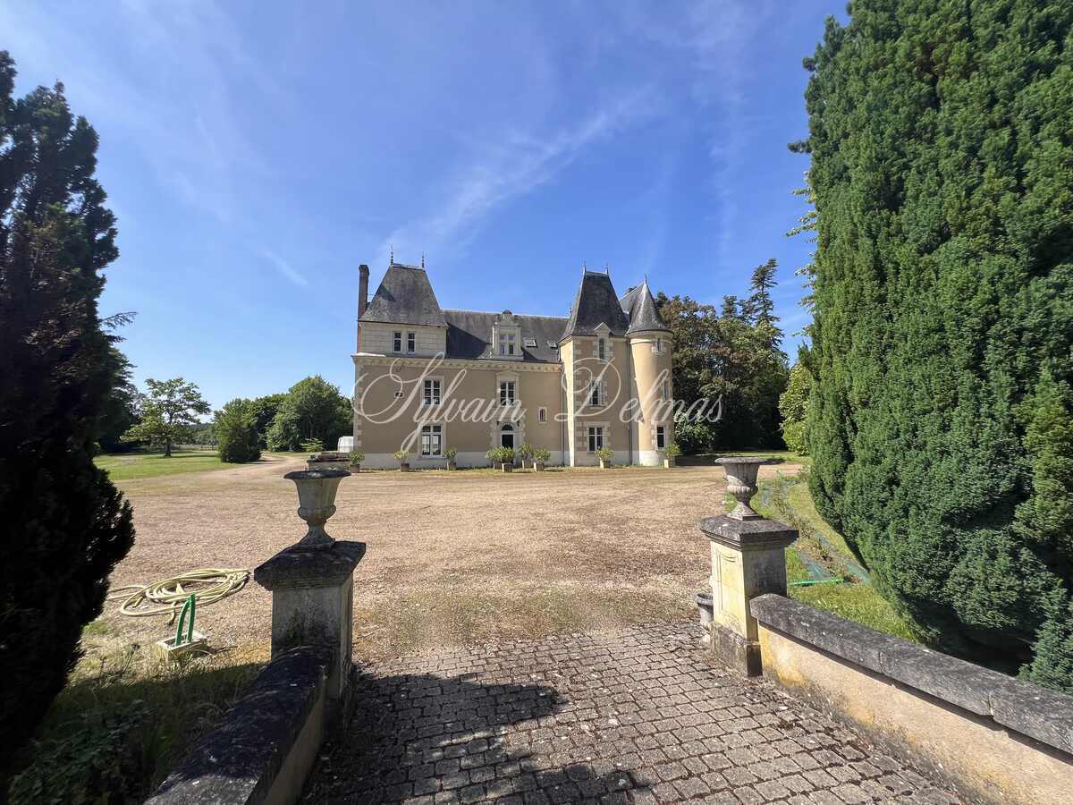 Château — CHATEAU XVI ème sur 18 hectares