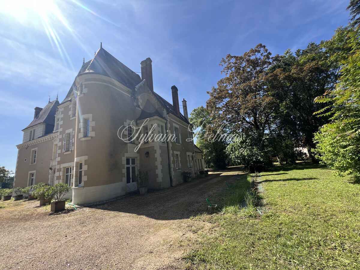 Château — CHATEAU XVI ème sur 18 hectares