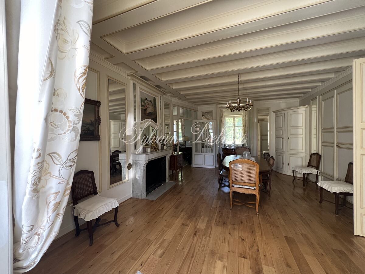 Château — CHATEAU XVI ème sur 18 hectares