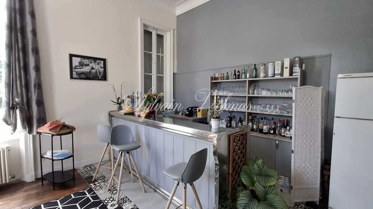 Château XIX eme ideal pour hôtel restaurant clos de murs.