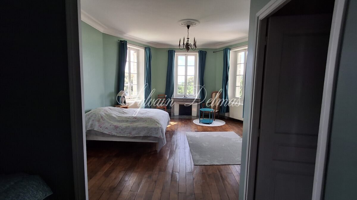 Château XIX eme ideal pour hôtel restaurant clos de murs.