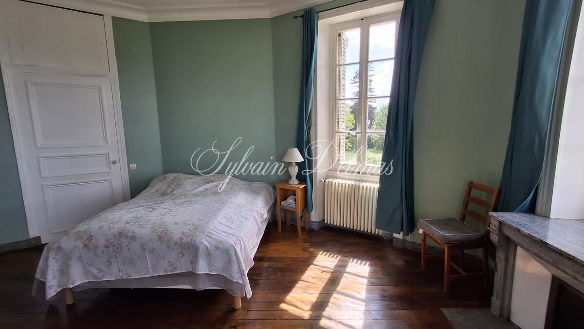 Château XIX eme ideal pour hôtel restaurant clos de murs.