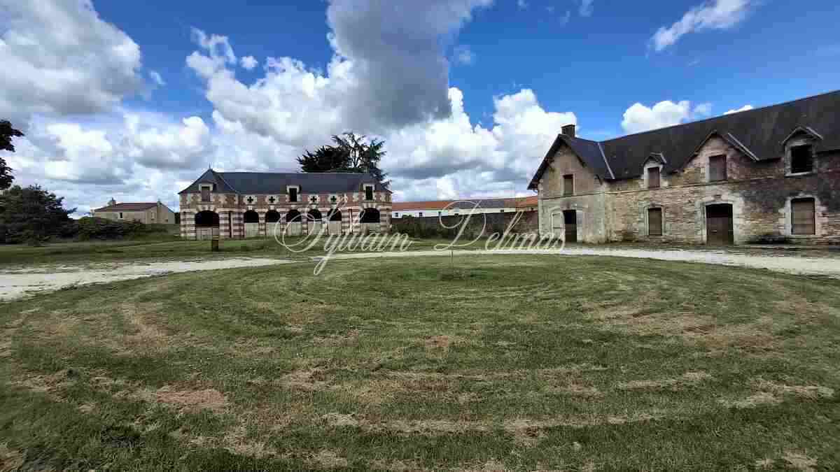 Château XIX eme ideal pour hôtel restaurant clos de murs.