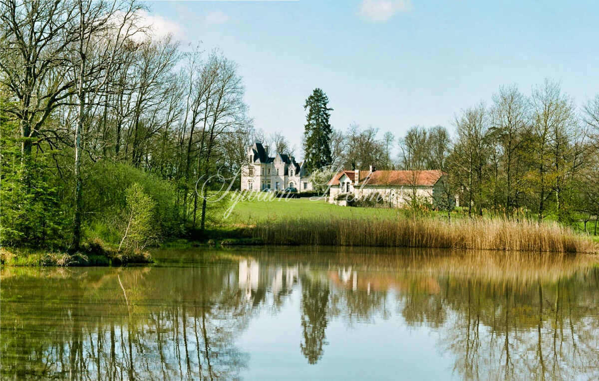 CHÂTEAU DU XIXème dans un écrin de verdure proche de LOCHES
