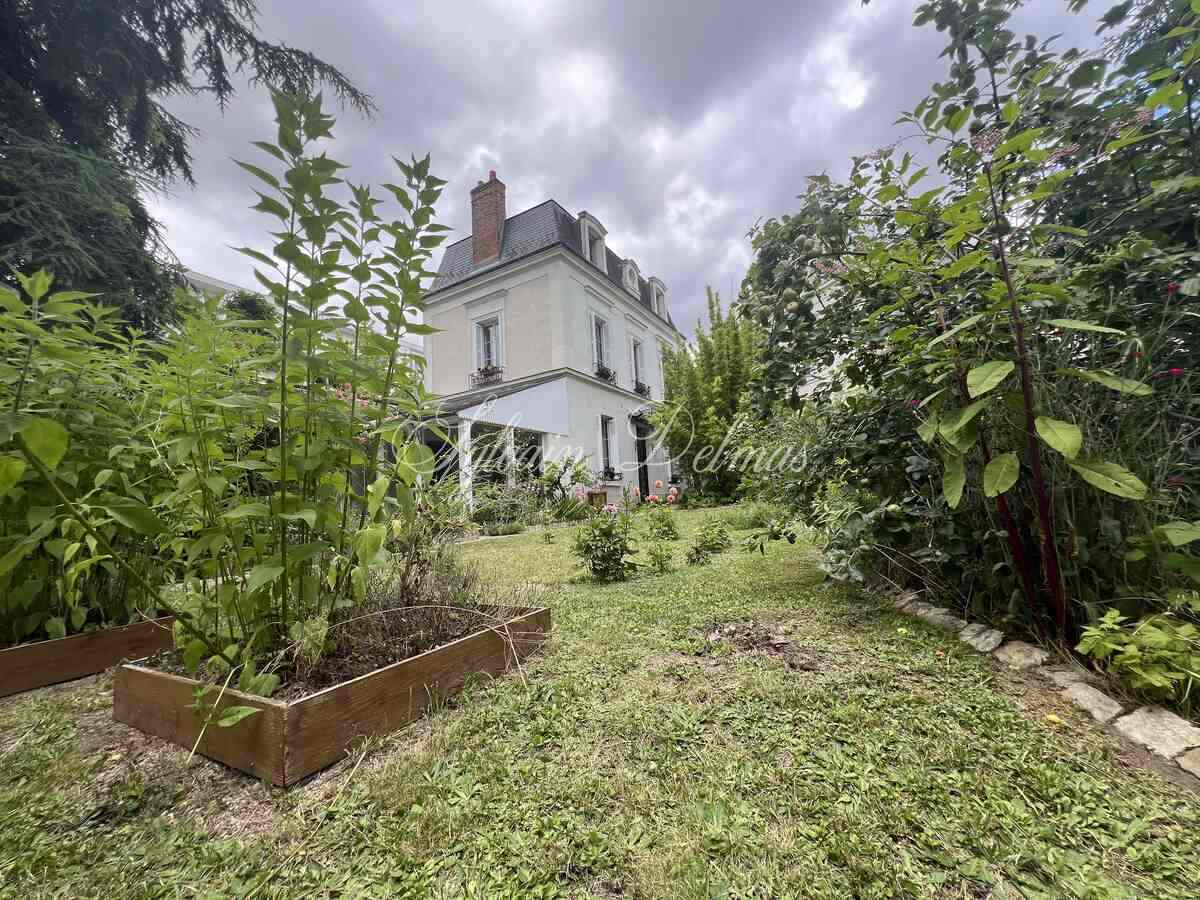 Maison de maître — Saint Cyr sur LOIRE à 5 minutes du centre de TOURS maison XIXème 220 M2 avec jardin et garage