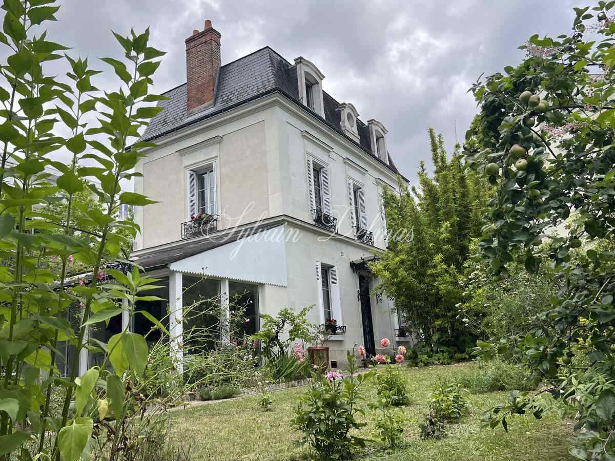 Maison de maître — Saint Cyr sur LOIRE à 5 minutes du centre de TOURS maison XIXème 220 M2 avec jardin et garage