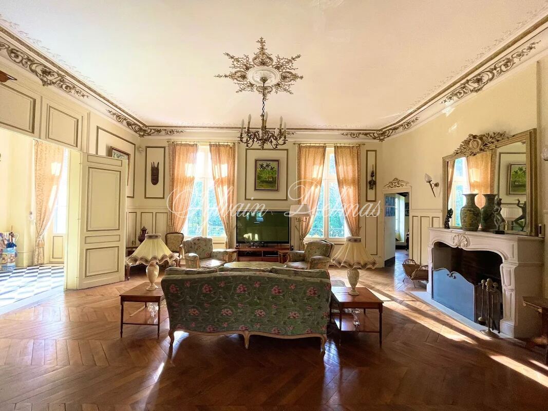 La Roche Posay château XIXème restauré 1500 m2 sur 4.5 hectares 1.680 M€