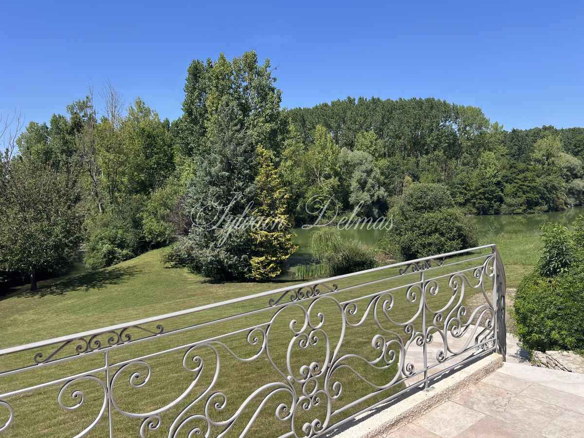 PROCHE DE POITIERS CENTRE  Maison contemporaine avec vu imprenable, son parc et son étang