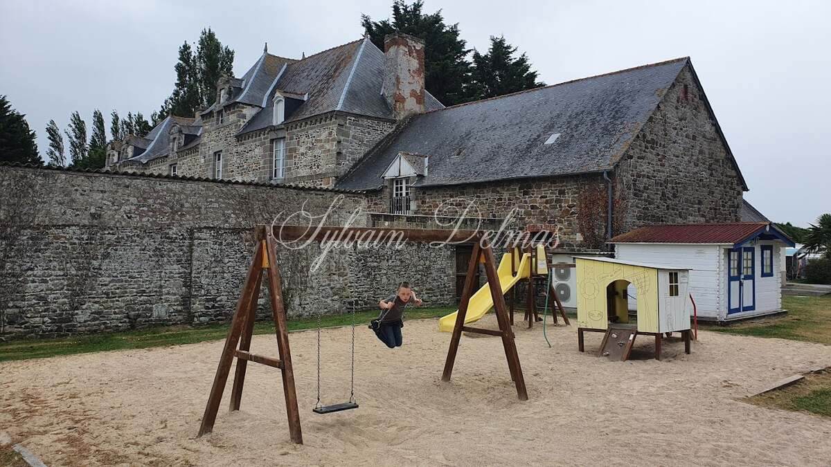 CHATEAU XVII ème AVEC CAMPINC PROCHE DE SAINT MALO