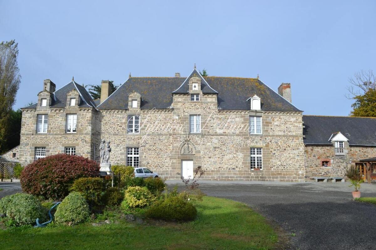 CHATEAU XVII ème AVEC CAMPINC PROCHE DE SAINT MALO