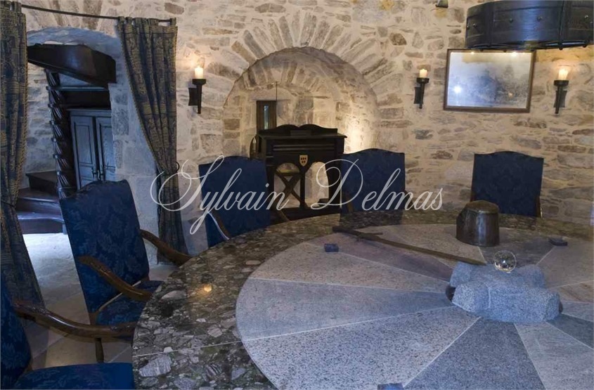Un château médiéval Dans le Périgord du XIIe siècle situé sur un vaste domaine de 170 hectares avec une restauration complète qui honore son patrimoine.