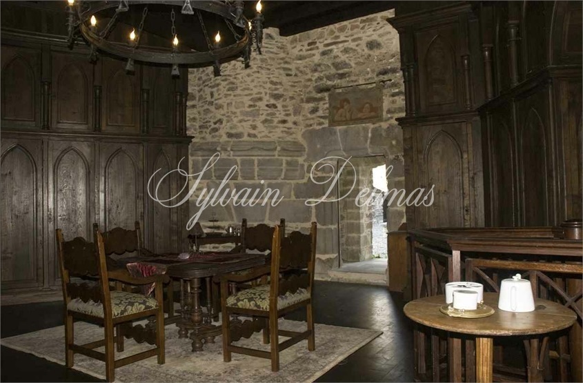 Un château médiéval Dans le Périgord du XIIe siècle situé sur un vaste domaine de 170 hectares avec une restauration complète qui honore son patrimoine.