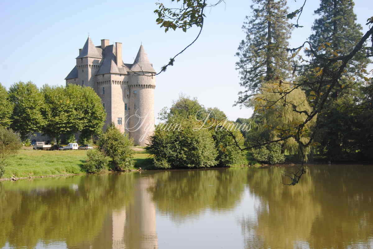 Château — FABULEUX CHATEAU DU XVème dans la CREUSE