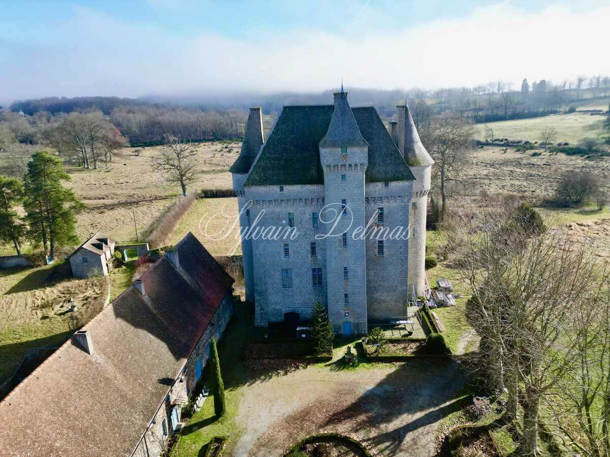 Château — FABULEUX CHATEAU DU XVème dans la CREUSE
