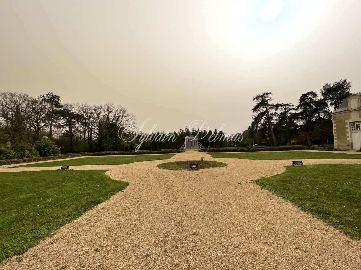 Château XVIII ° ET ENSEMBLE HOTELIER SUR PLUS DE 150 HESTARES  12M€
