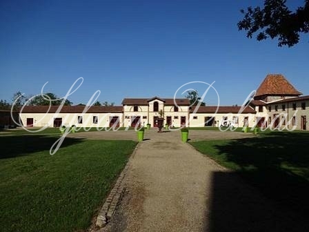 Château XVIII ° ET ENSEMBLE HOTELIER SUR PLUS DE 150 HESTARES  12M€
