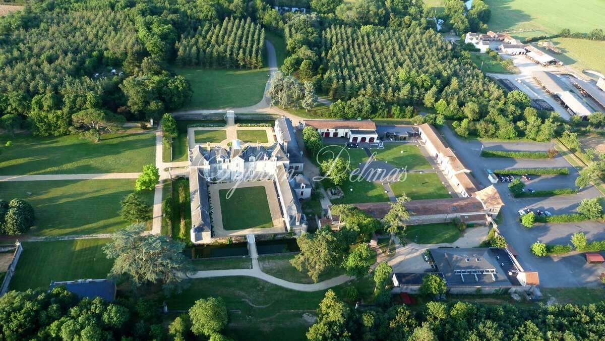 Château XVIII ° ET ENSEMBLE HOTELIER SUR PLUS DE 150 HESTARES  12M€