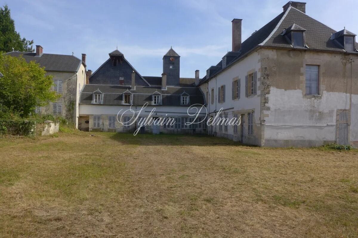 Château d’exception en Champagne avec un potentiel extraordinaire.