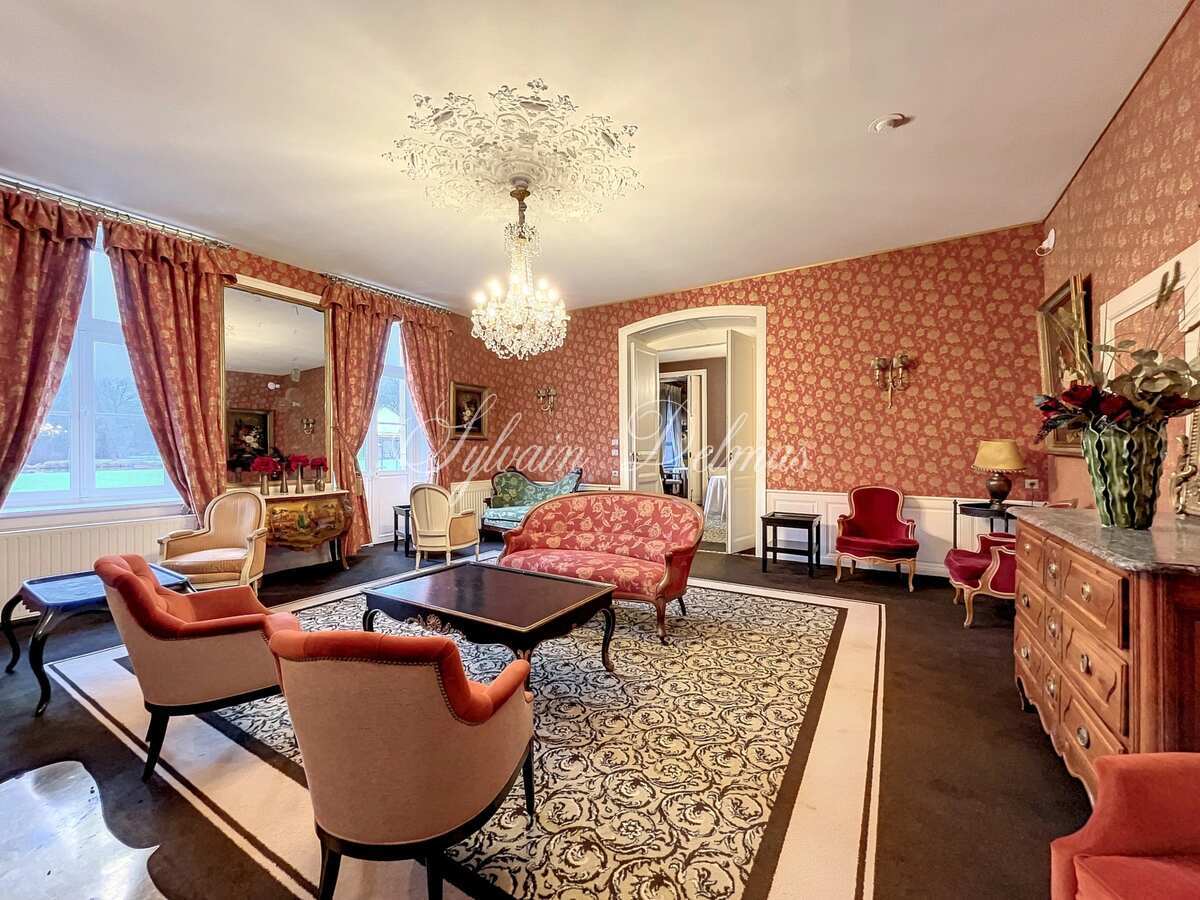 DANS LES ARDENNES CHÂTEAU HISTORIQUE ET CENTRE EQUESTRE