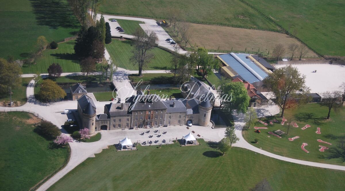 DANS LES ARDENNES CHÂTEAU HISTORIQUE ET CENTRE EQUESTRE
