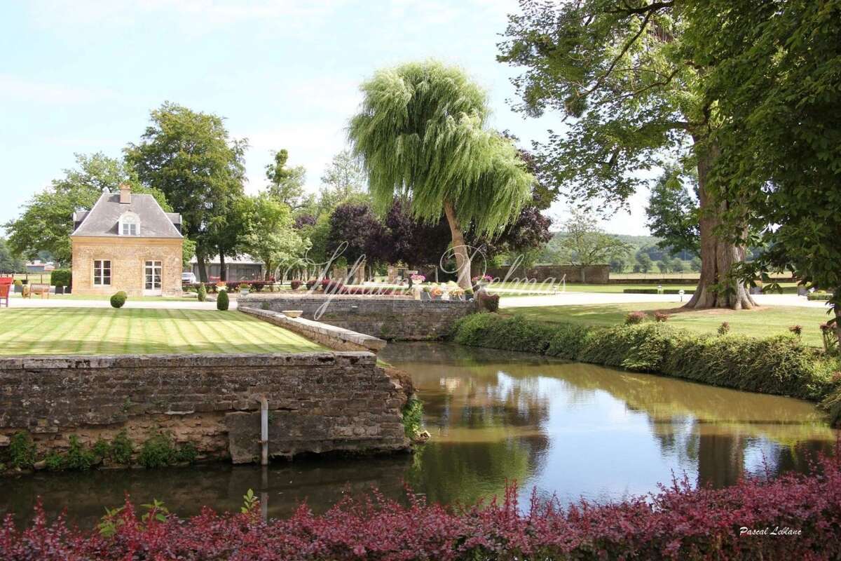 DANS LES ARDENNES CHÂTEAU HISTORIQUE ET CENTRE EQUESTRE