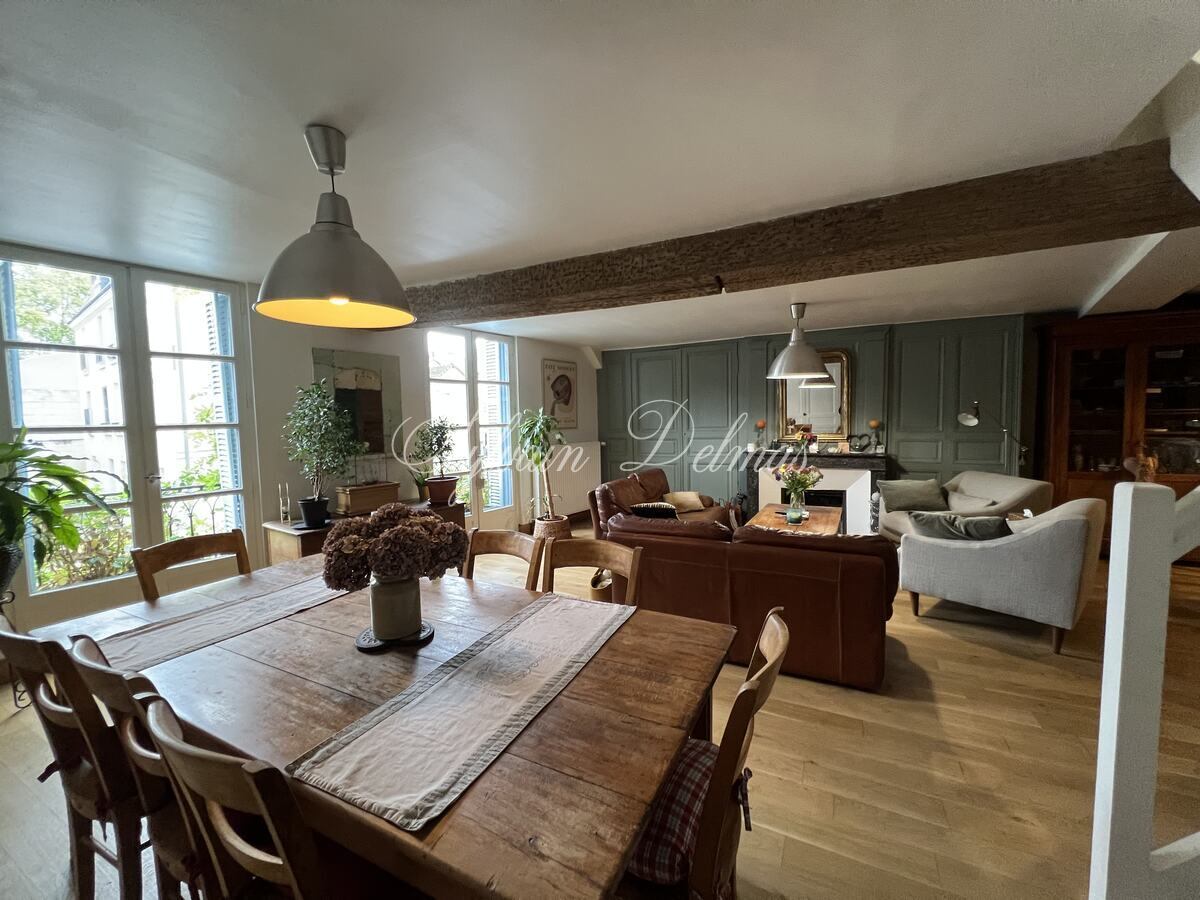 Hôtel particulier — Maison XIX ème en tuffeaux quartier cathédrale Tours 240 M2
