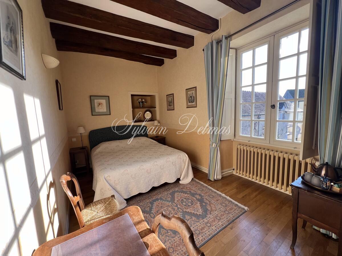 AUTHENTIQUE MANOIR DU XV et XVIIIème à 15 minutes de TOURS avec 90 hectares d'un seul tenant