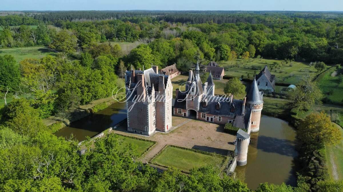 Vente d'un magnifique château du 15eme (ISMH) en sologne sur 40ha.