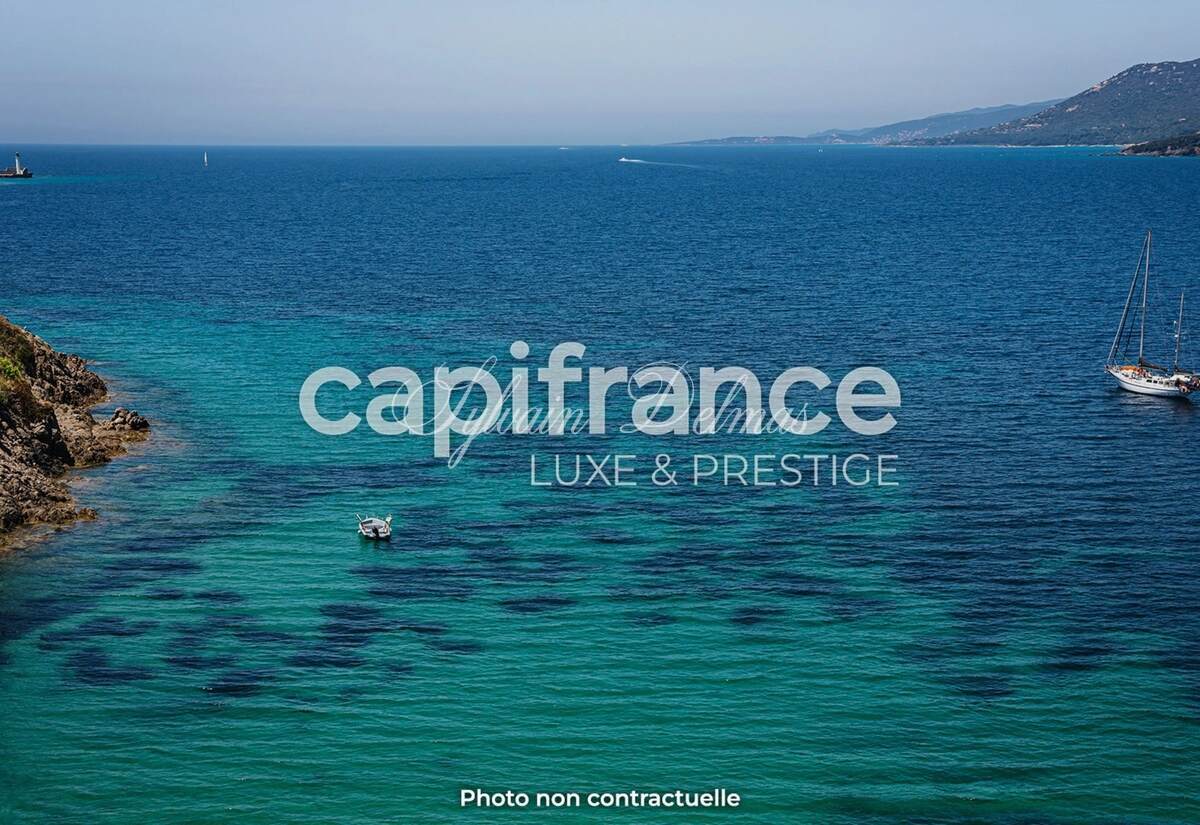 Domaine — Corse - À Vendre Ensemble Immobilier de 575m2 - Les Pieds dans l'eau