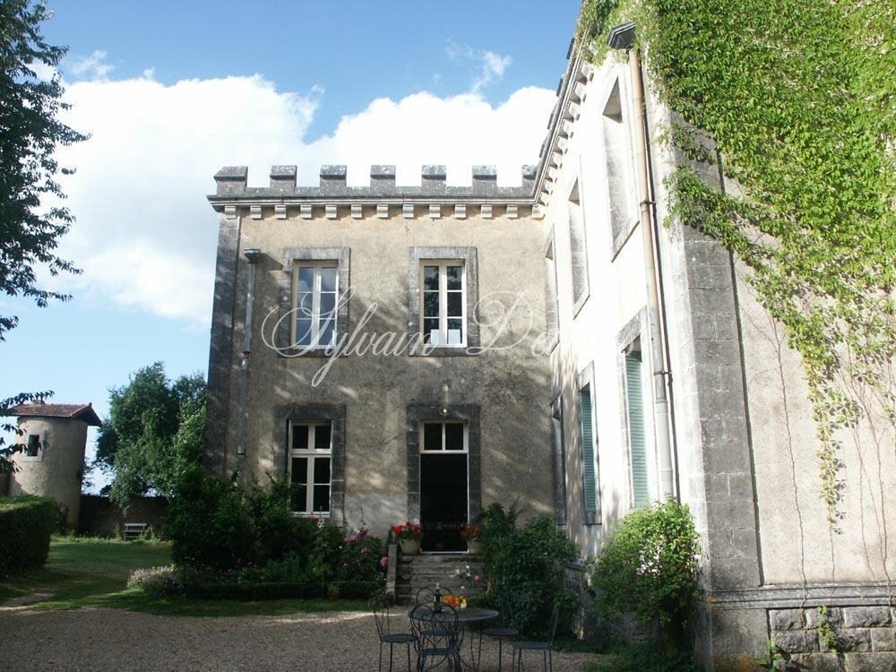 Château en Charente, 1,2 hectare, Piscine, Environnement paisible - Confolens