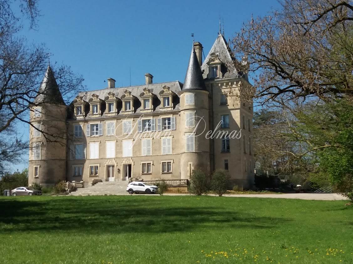 Château historique classé pittoresque 40 KM de Sancerre 2H30 de Paris