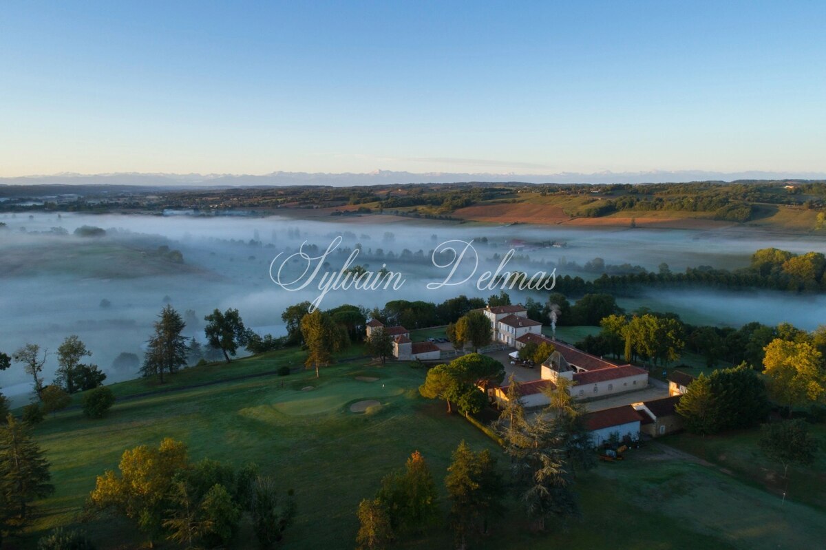 Château — CHATEAU XVIII sur 70 ha, VUE PANORAMIQUE PYRÉNÉES