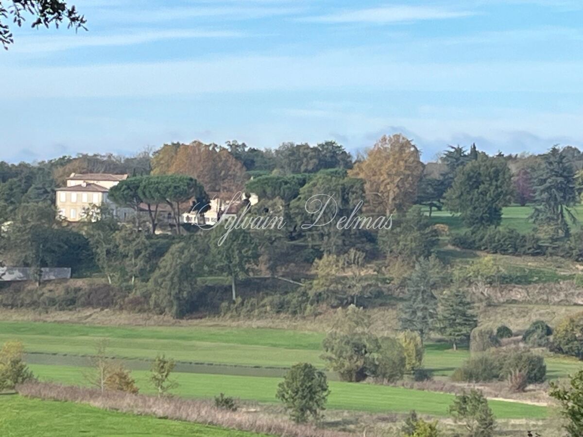 Château — CHATEAU XVIII sur 70 ha, VUE PANORAMIQUE PYRÉNÉES