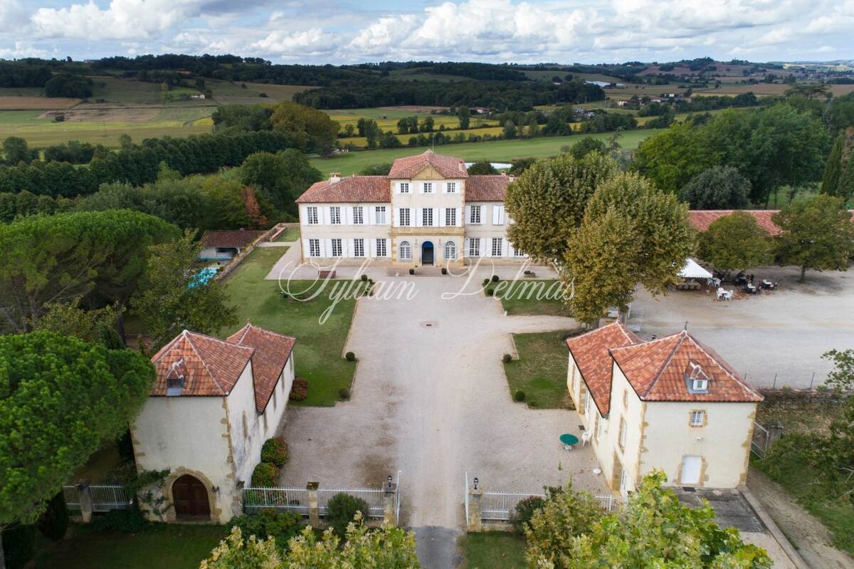 Château — CHATEAU XVIII sur 70 ha, VUE PANORAMIQUE PYRÉNÉES