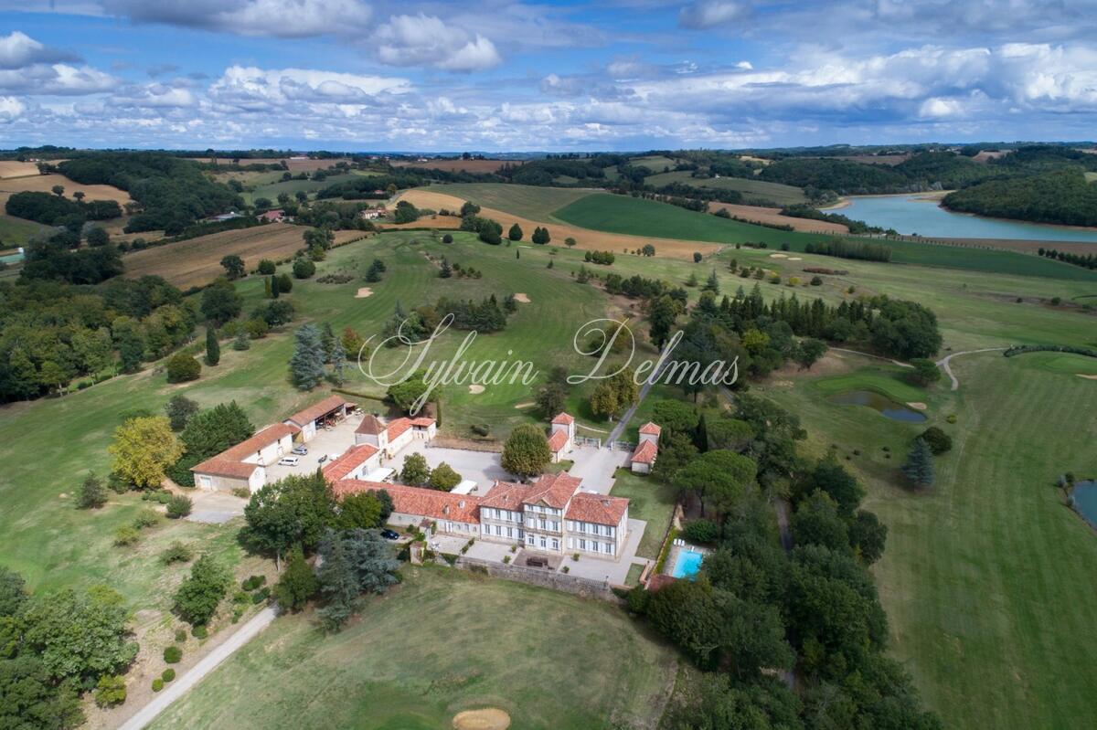 Château — CHATEAU XVIII sur 70 ha, VUE PANORAMIQUE PYRÉNÉES