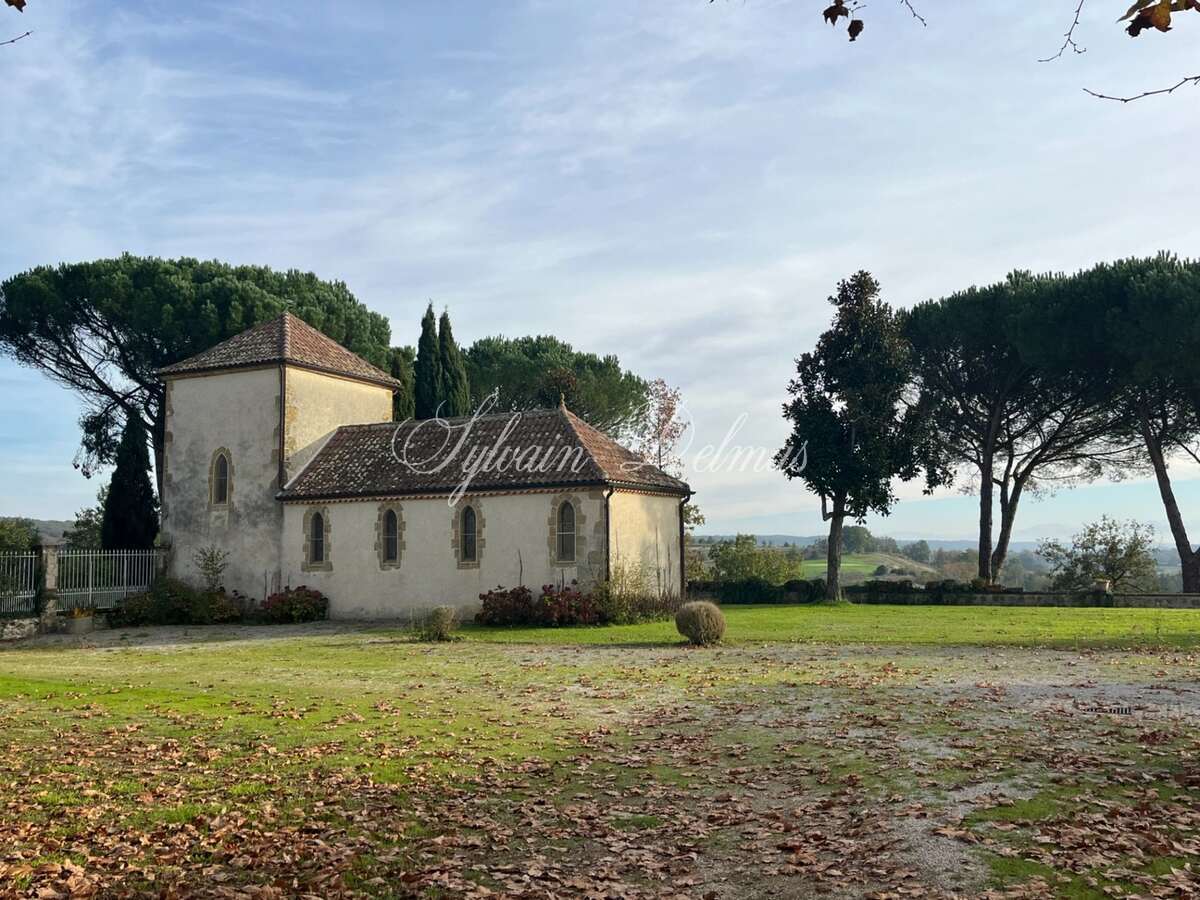 Château — CHATEAU XVIII sur 70 ha, VUE PANORAMIQUE PYRÉNÉES