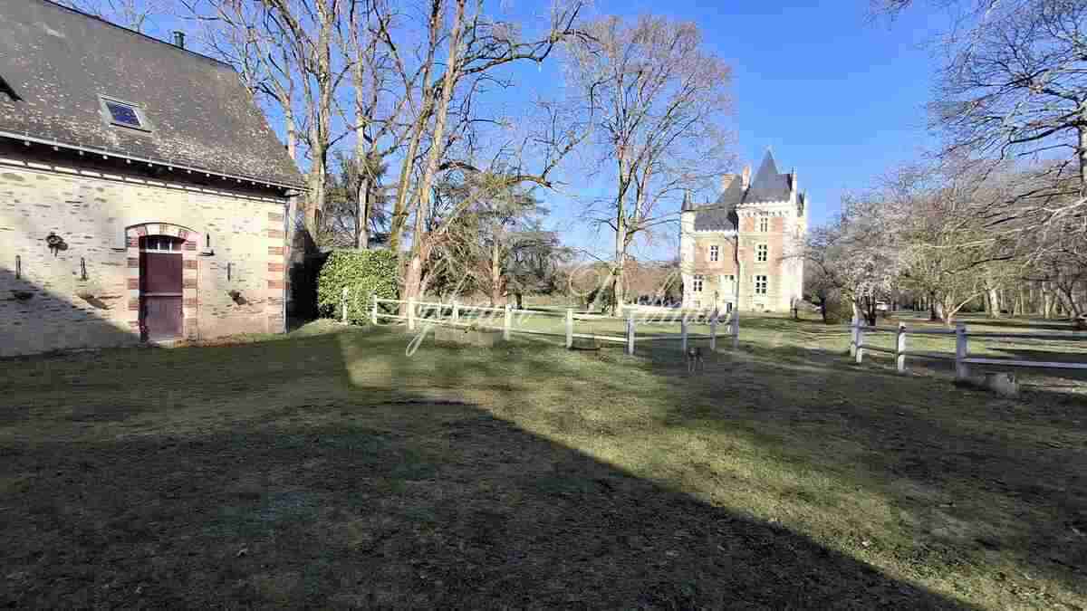Propriété équestre — Beau château  XIX eme à vendre en Haut-Anjou.